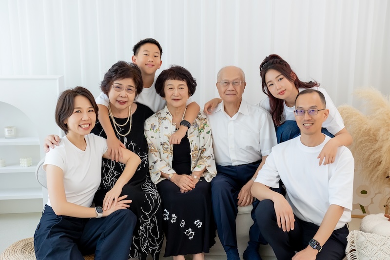 台北全家福,全家福照,多人全家福,家庭寫真,親子家庭,家族團聚照,全家福照片價格,三代同堂,全家福寫真方案