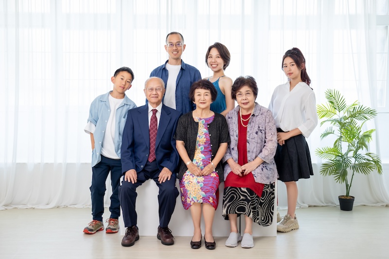 台北全家福,全家福照,多人全家福,家庭寫真,親子家庭,家族團聚照,全家福照片價格,三代同堂,全家福寫真方案