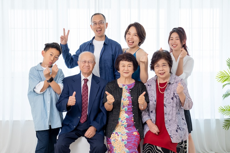 台北全家福,全家福照,多人全家福,家庭寫真,親子家庭,家族團聚照,全家福照片價格,三代同堂,全家福寫真方案