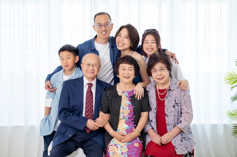 台北全家福,全家福照,多人全家福,家庭寫真,親子家庭,家族團聚照,全家福照片價格,三代同堂,全家福寫真方案
