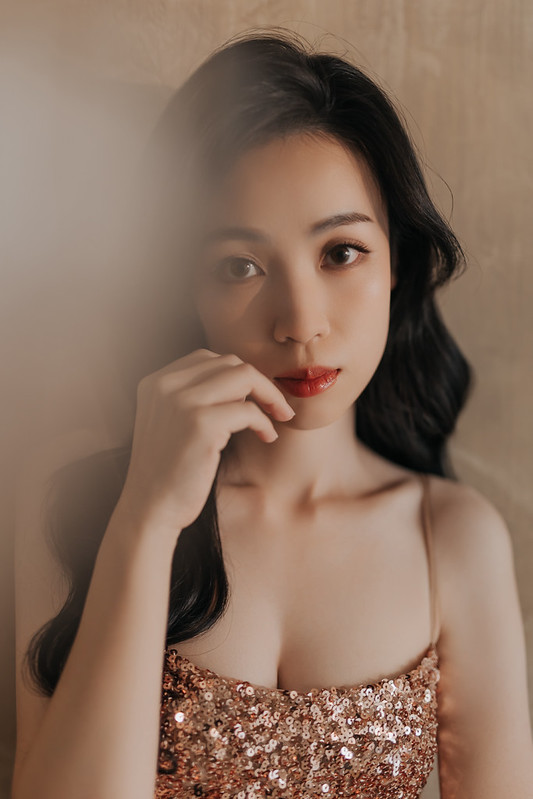 台北個人寫真,個人寫真,禮服寫真,棚拍人像,黑白背景,古典風格棚拍
