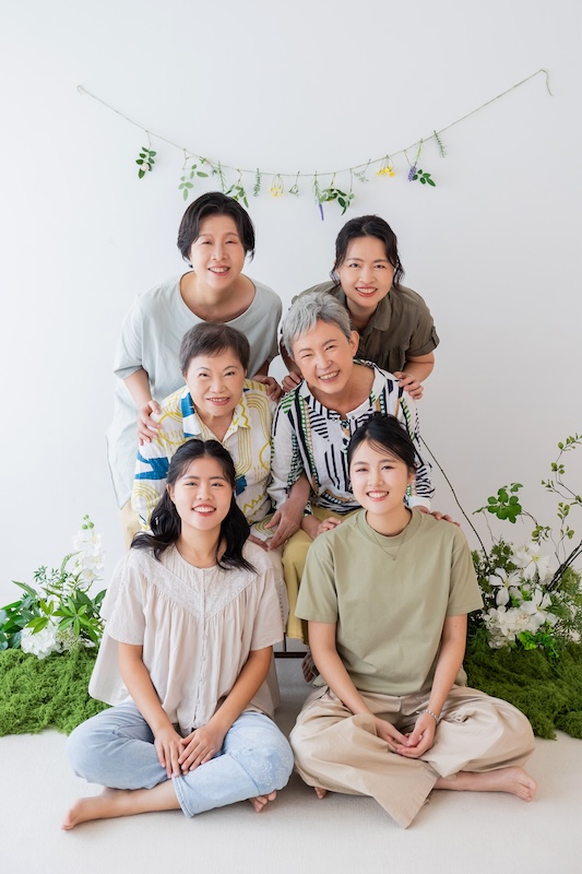 台北全家福,母女寫真,姊妹寫真,家庭寫真推薦,全家福紀念照,溫馨寫真,家庭攝影,自然互動,攝影推薦