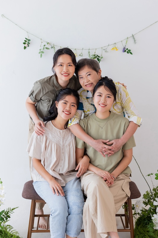 台北全家福,母女寫真,姊妹寫真,家庭寫真推薦,全家福紀念照,溫馨寫真,家庭攝影,自然互動,攝影推薦