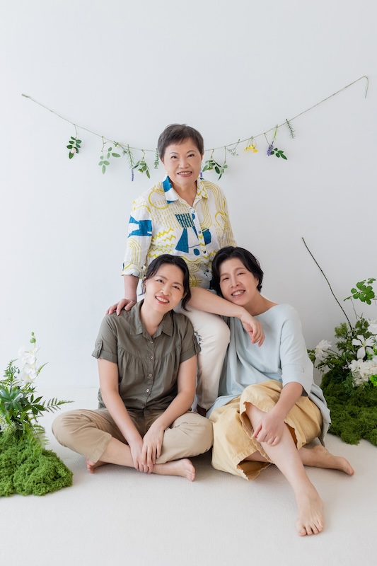 台北全家福,母女寫真,姊妹寫真,家庭寫真推薦,全家福紀念照,溫馨寫真,家庭攝影,自然互動,攝影推薦